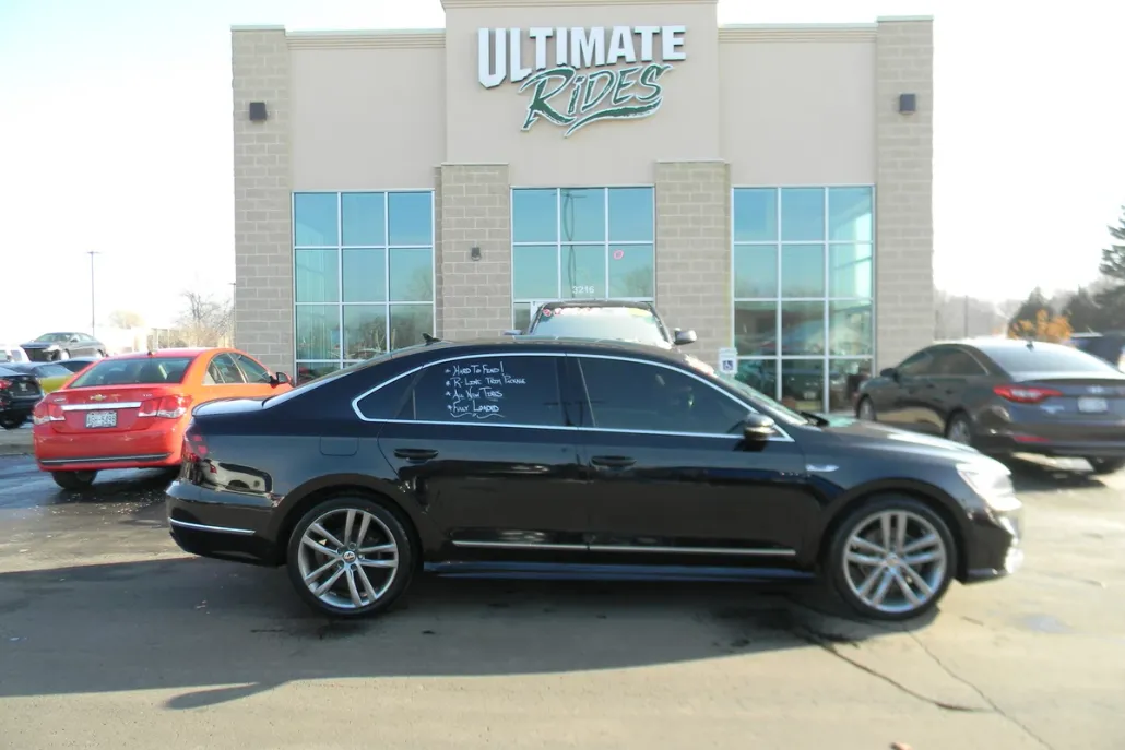 2017 Volkswagen Passat R-Line photo 1