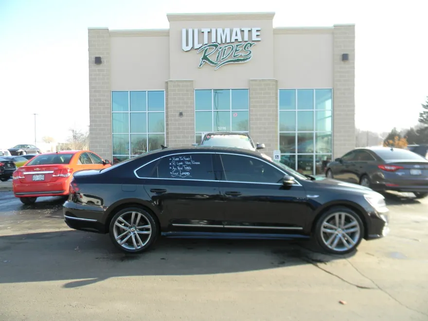 2017 Volkswagen Passat R-Line photo 1