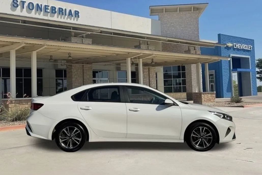 2023 Kia Forte LXS photo 1