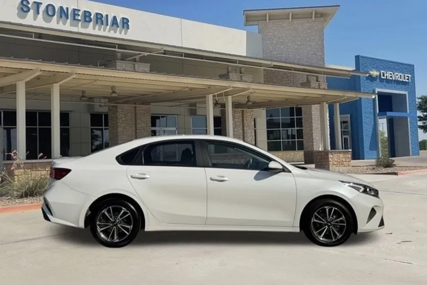 2023 Kia Forte LXS photo 1