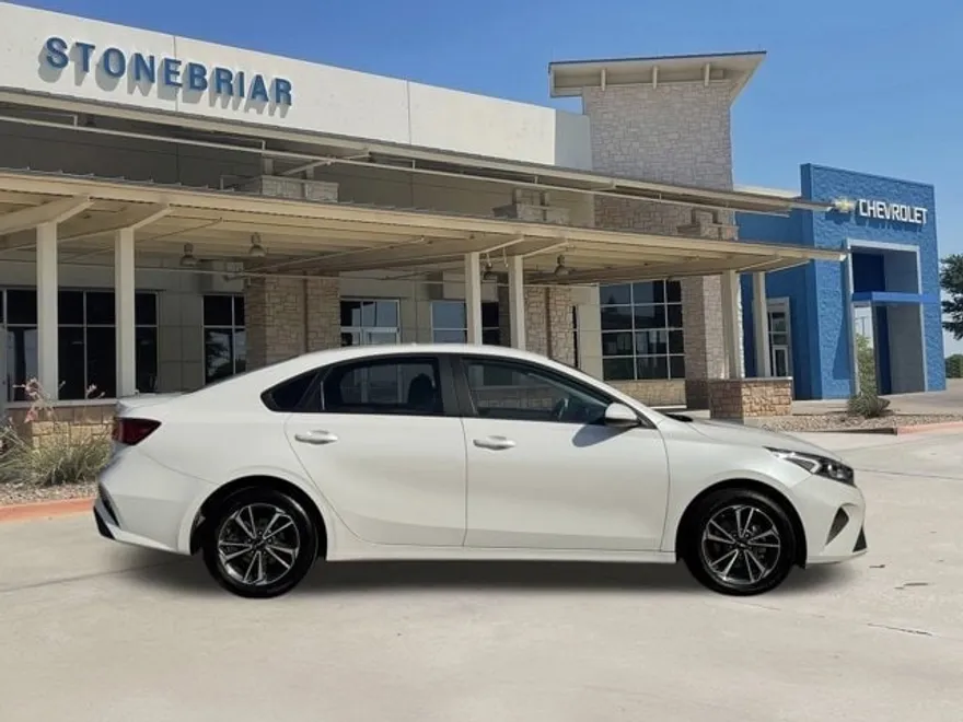 2023 Kia Forte LXS photo 1