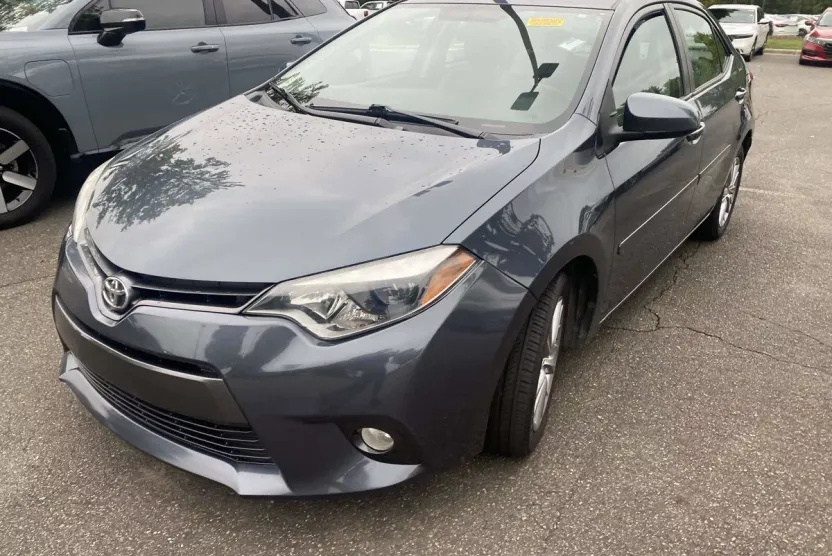 2015 Toyota Corolla LE photo 1