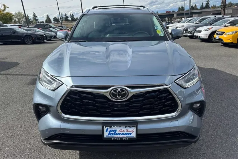 2022 Toyota Highlander Limited photo 1