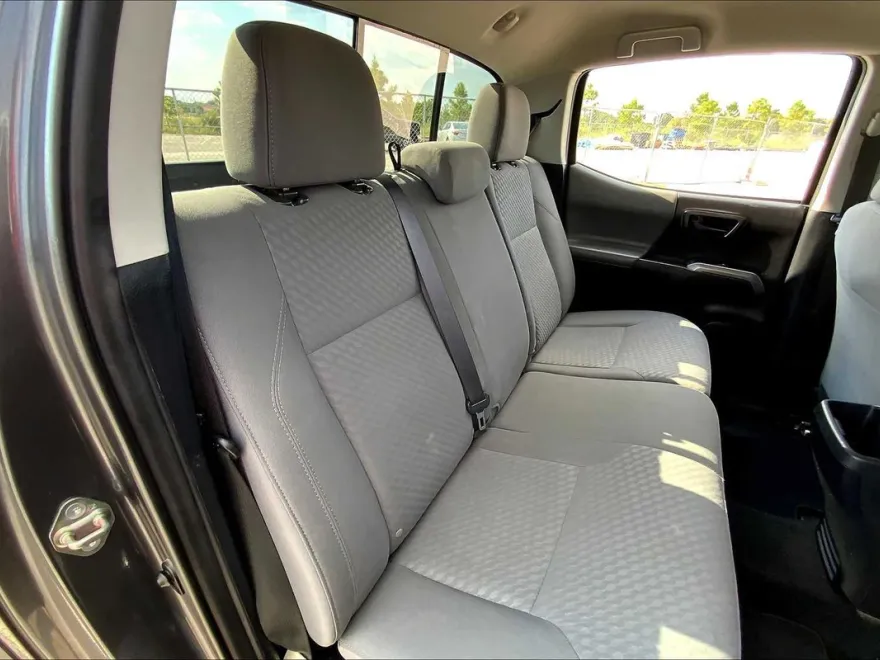 2020 Toyota Tacoma SR5 photo 18