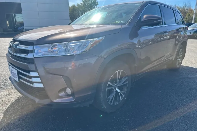 2018 Toyota Highlander LE photo 1