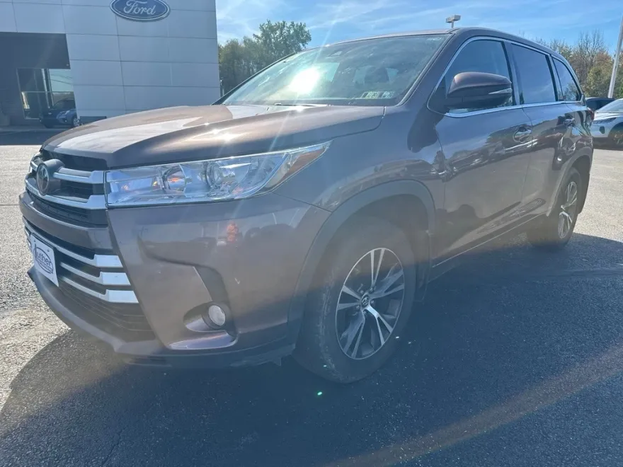 2018 Toyota Highlander LE photo 1