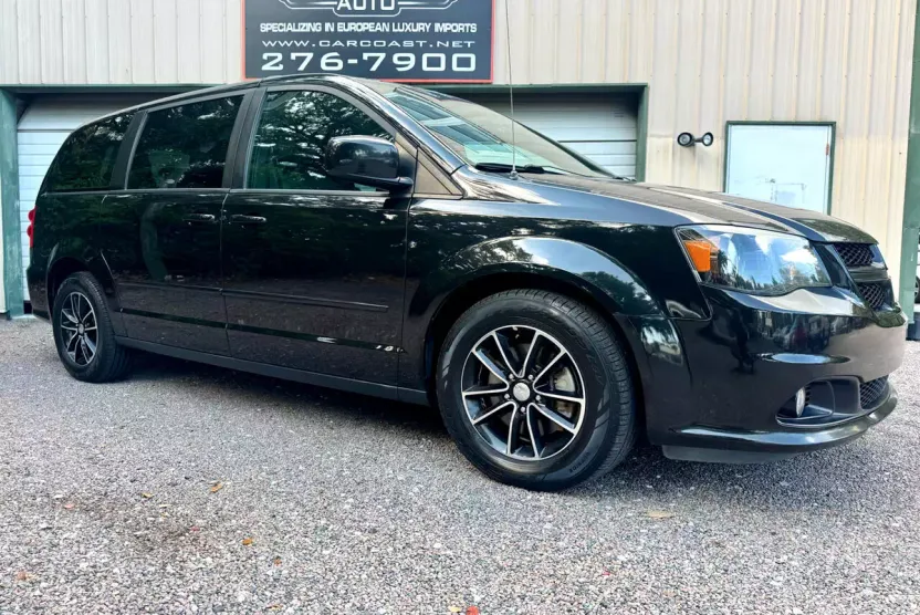 2017 Dodge Grand Caravan GT photo 1