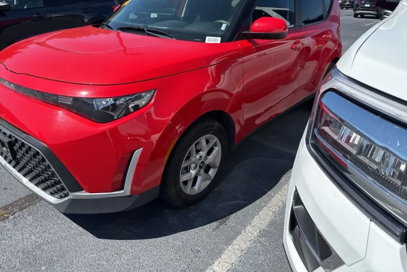 2023 Kia Soul LX photo 1