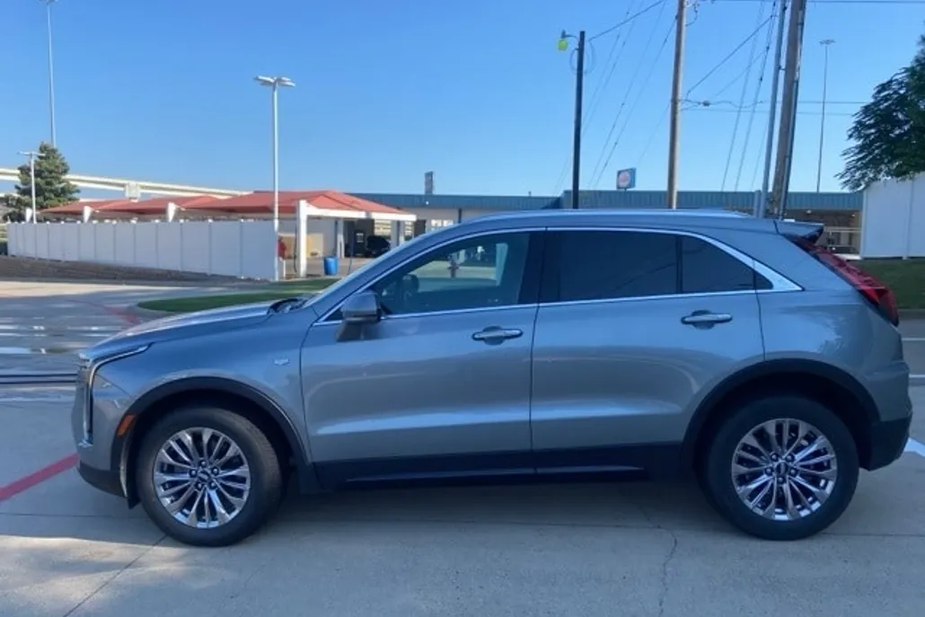2024 Cadillac XT4 Premium Luxury photo 1