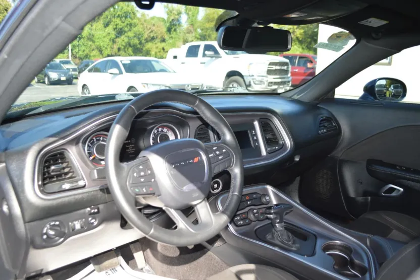 2016 Dodge Challenger SXT photo 1