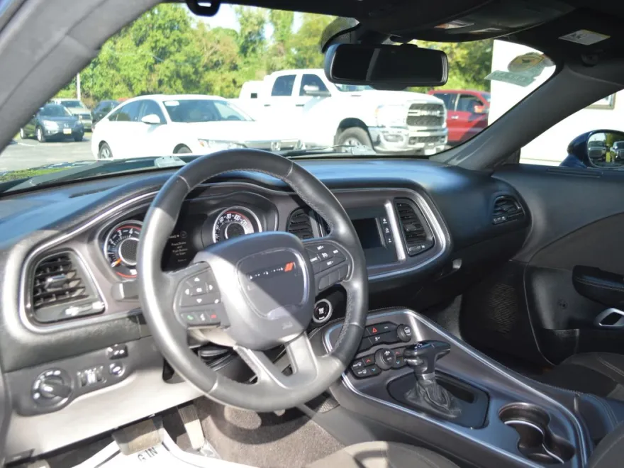 2016 Dodge Challenger SXT photo 1