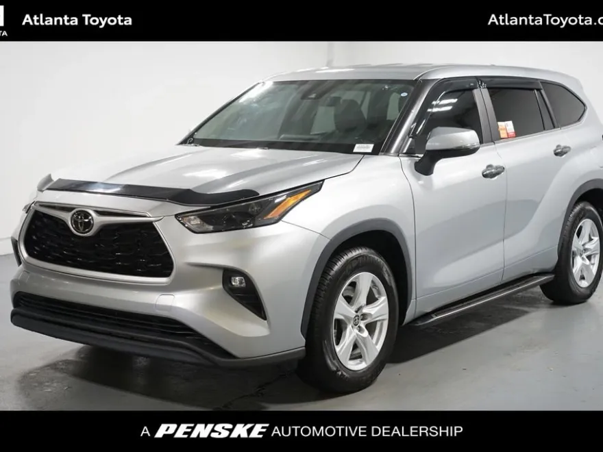 2023 Toyota Highlander LE photo 1