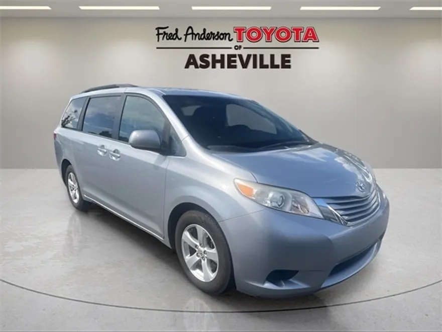 2017 Toyota Sienna L photo 1