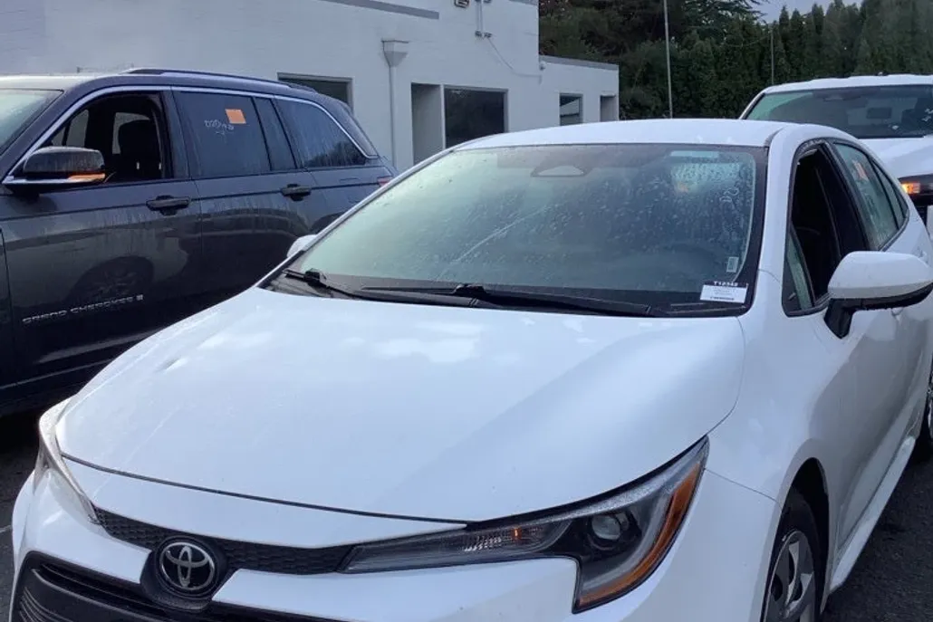 2025 Toyota Corolla LE photo 1