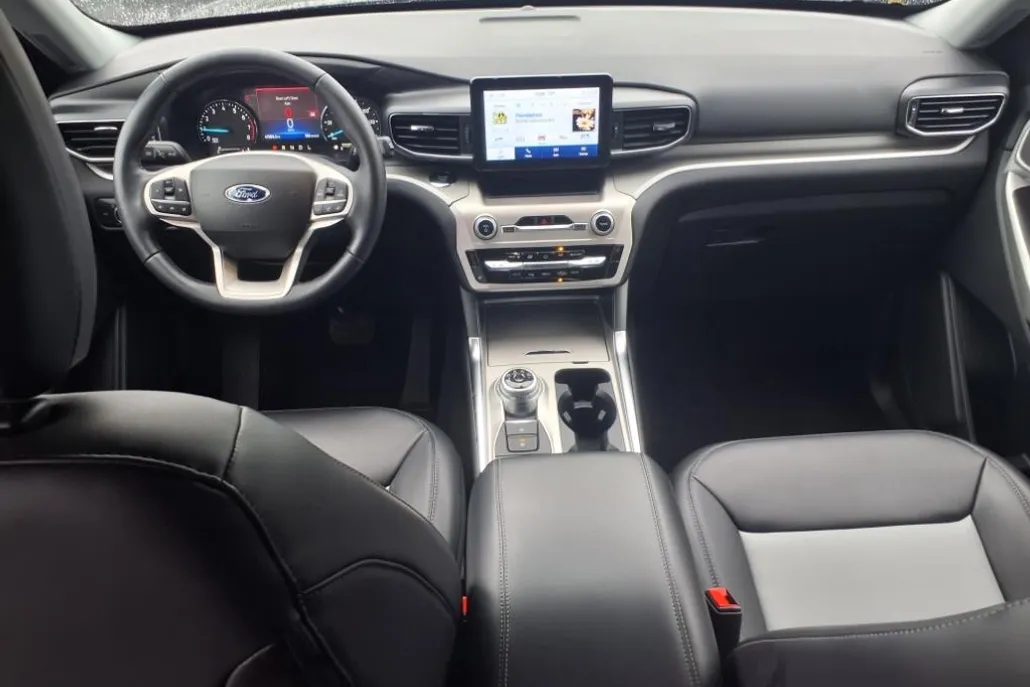 2022 Ford Explorer XLT photo 1