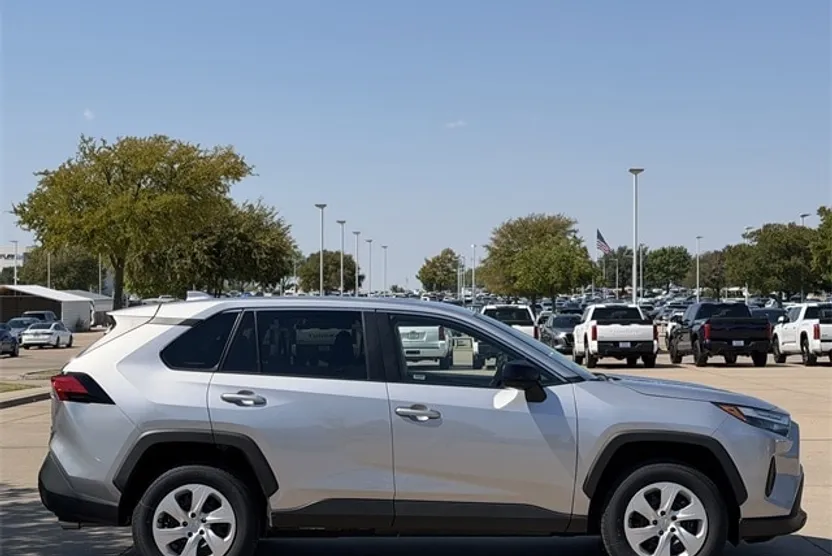 2024 Toyota RAV4 LE photo 1