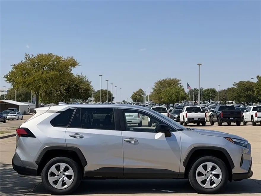2024 Toyota RAV4 LE photo 1