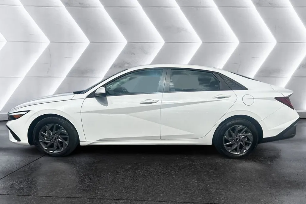 2024 Hyundai Elantra Hybrid Blue photo 1