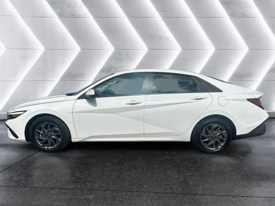 2024 Hyundai Elantra Hybrid Blue photo 1