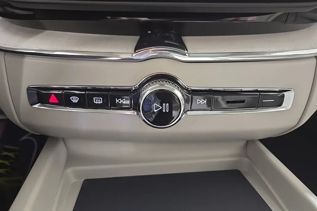 2026 Volvo XC60 B5 photo 1