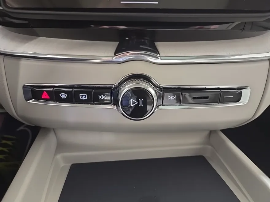2026 Volvo XC60 B5 photo 1