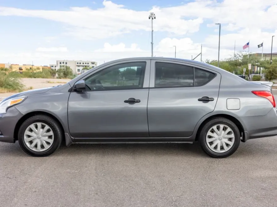 2018 Nissan Versa Plus Sedan photo 1
