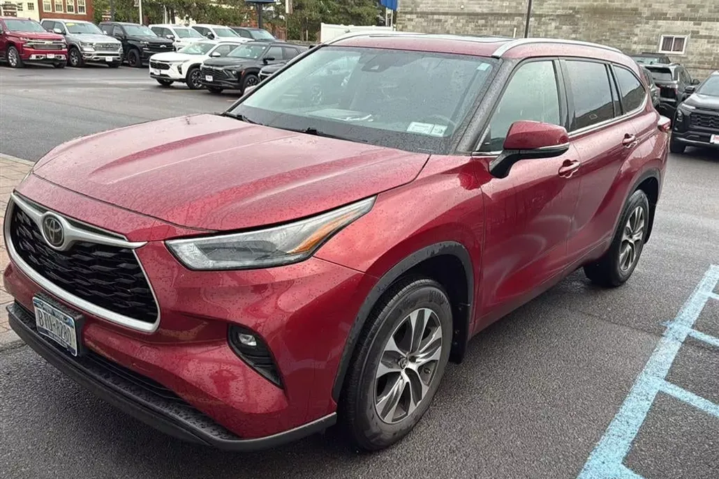 2021 Toyota Highlander XLE photo 1
