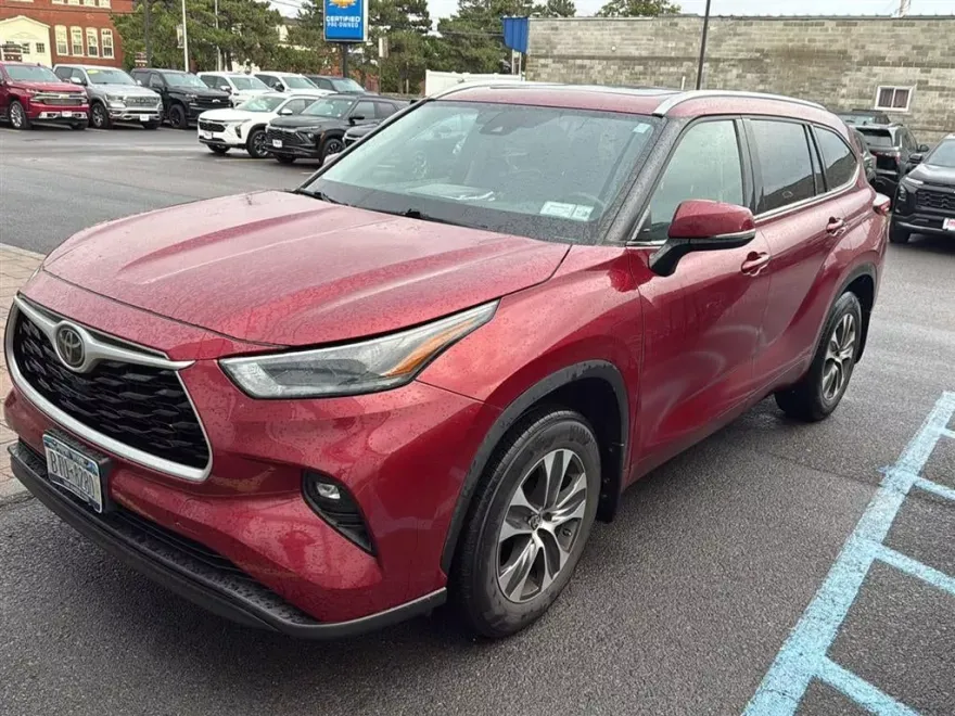 2021 Toyota Highlander XLE photo 1