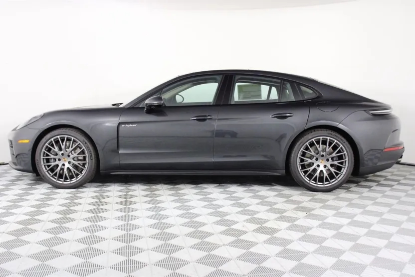 2026 Porsche Panamera E-Hybrid 4 photo 1