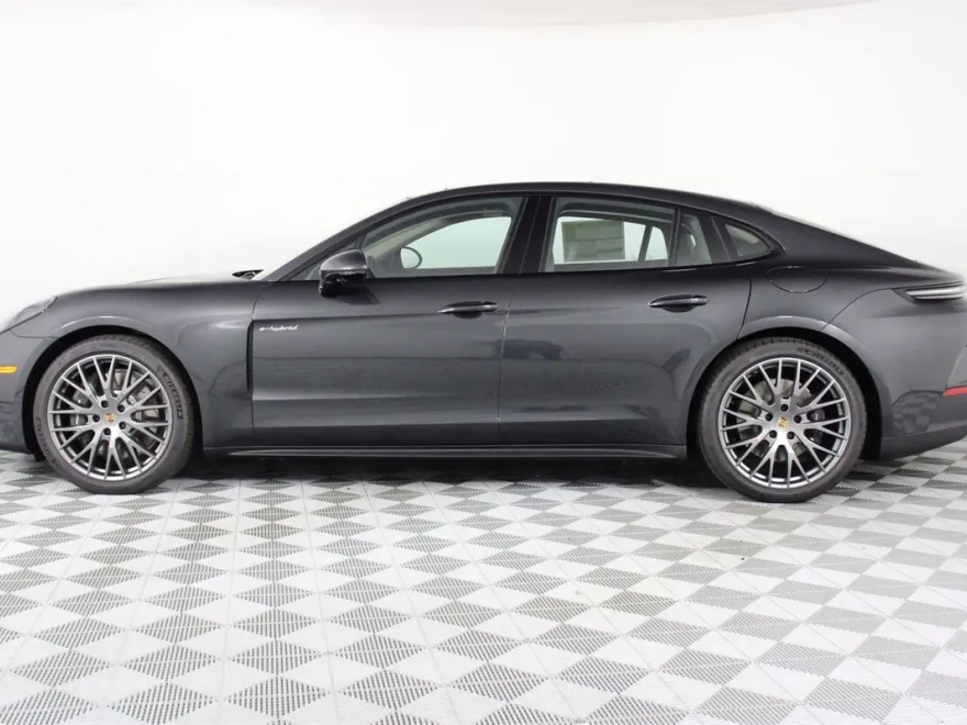 2026 Porsche Panamera E-Hybrid 4 photo 1
