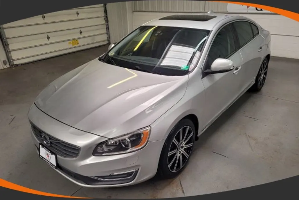 2016 Volvo S60 Platinum photo 1