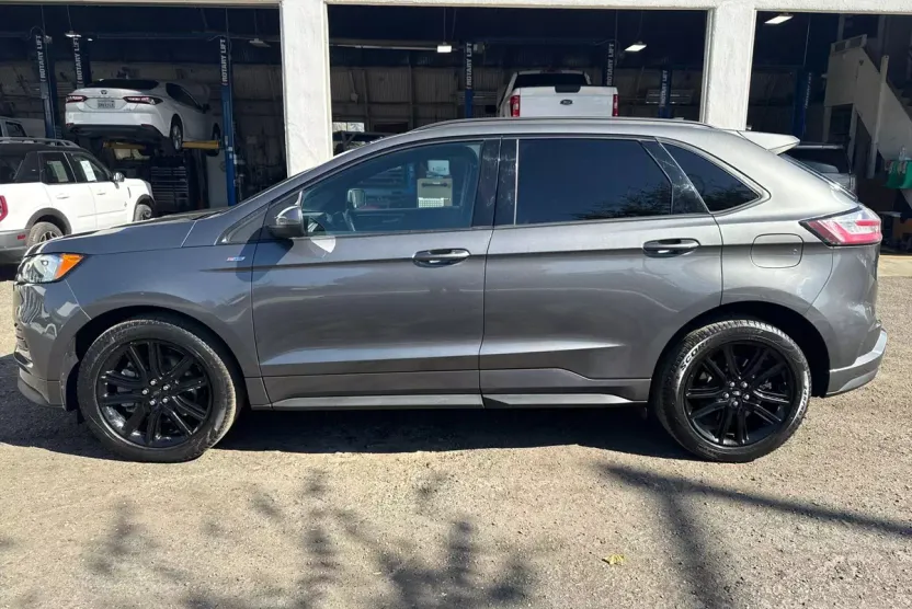 2023 Ford Edge ST photo 1