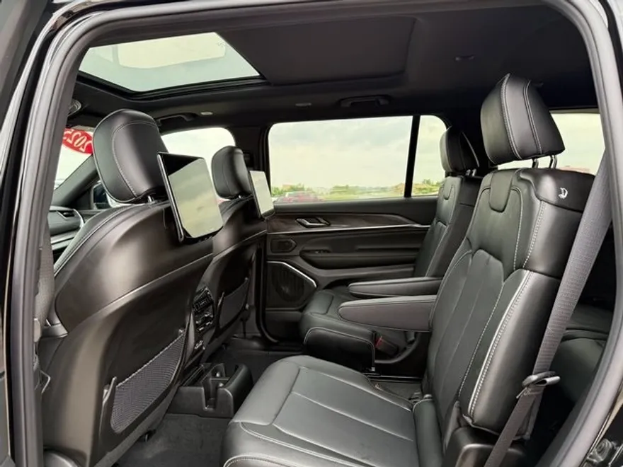 2025 Jeep Grand Cherokee Overland photo 17
