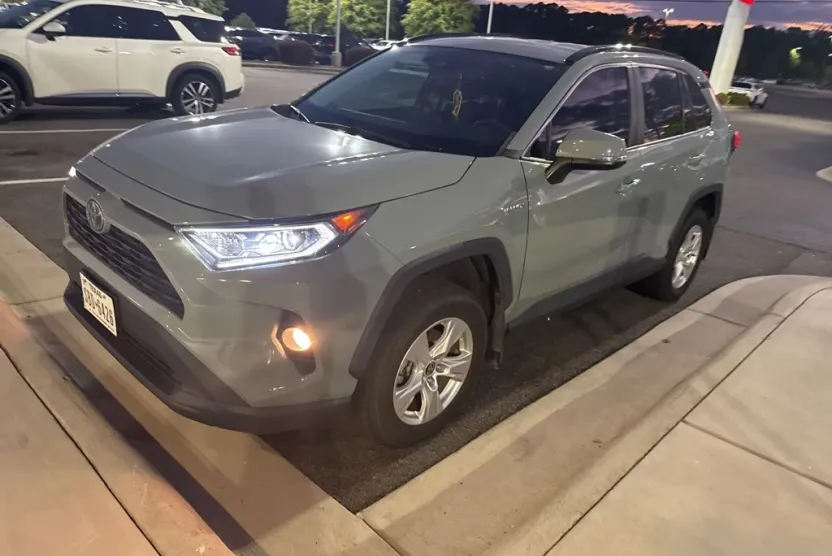 2021 Toyota RAV4 Hybrid XLE photo 1