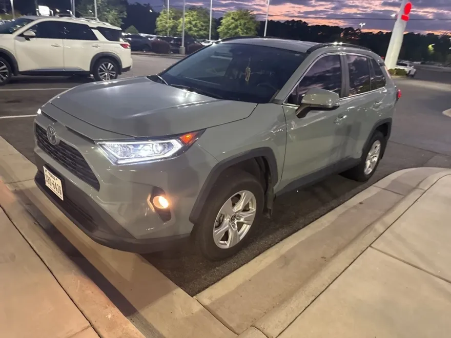 2021 Toyota RAV4 Hybrid XLE photo 1