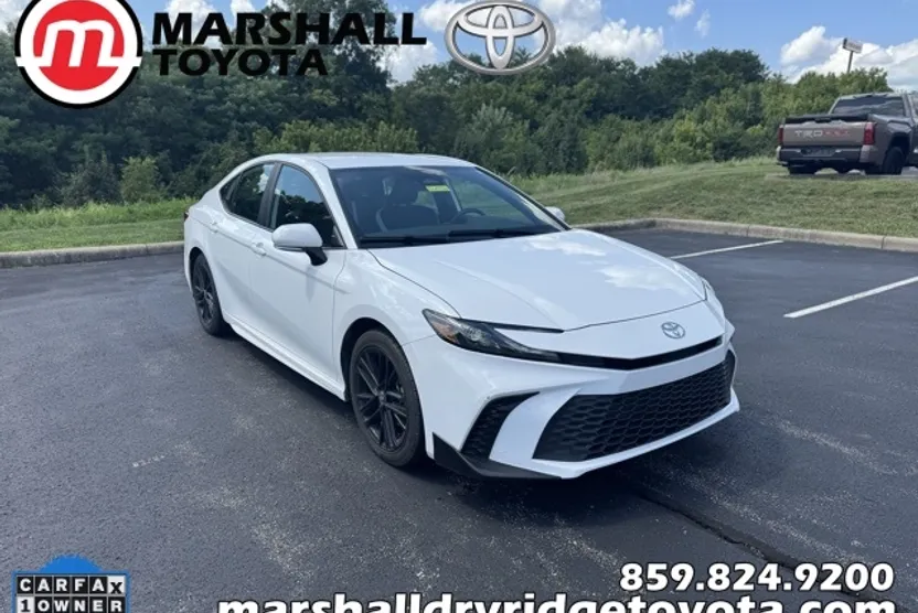 2025 Toyota Camry SE photo 1