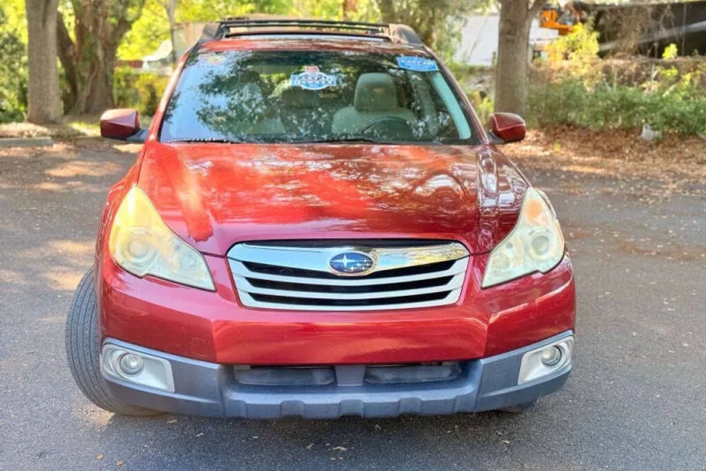 2011 Subaru Outback 2.5i Premium photo 1