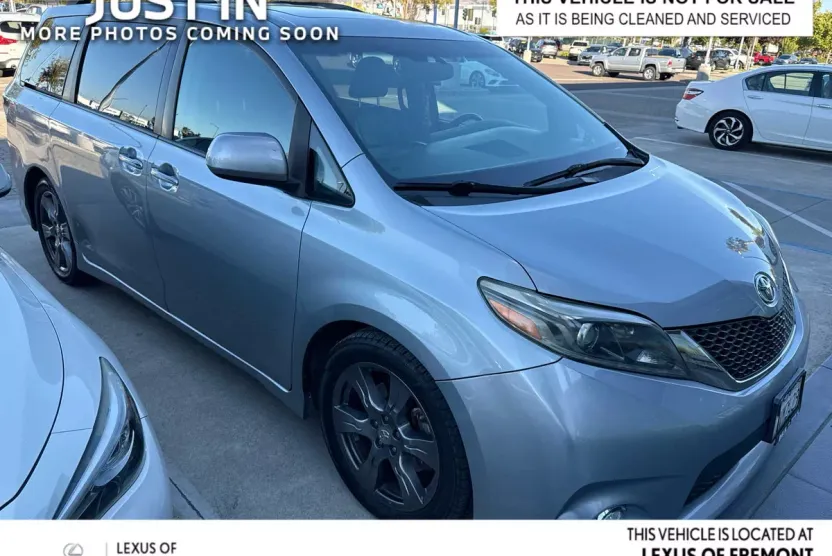 2017 Toyota Sienna SE photo 1