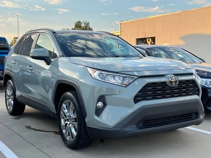 2021 Toyota RAV4 XLE Premium photo 1