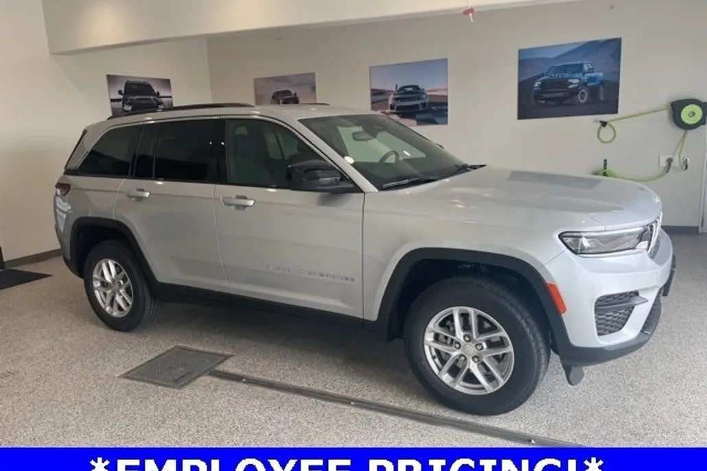 2024 Jeep Grand Cherokee Laredo photo 1