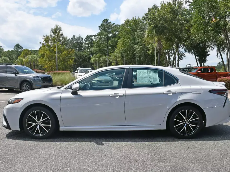 2023 Toyota Camry Hybrid SE photo 1