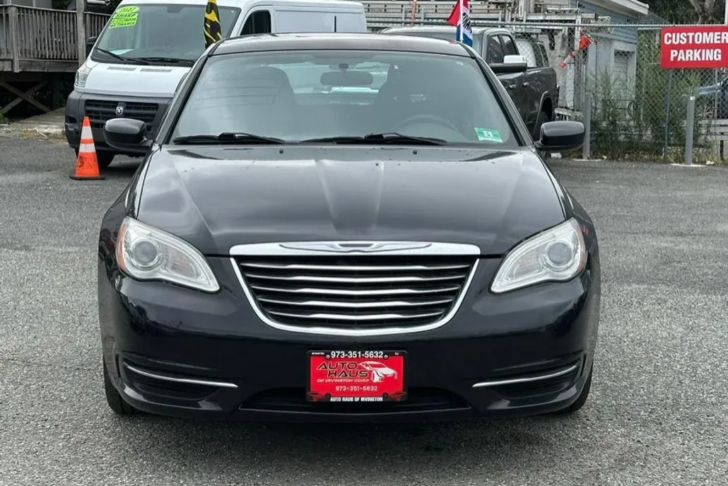 2012 Chrysler 200 LX photo 1