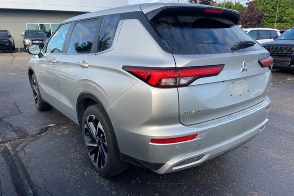 2024 Mitsubishi Outlander SE Black Edition photo 1