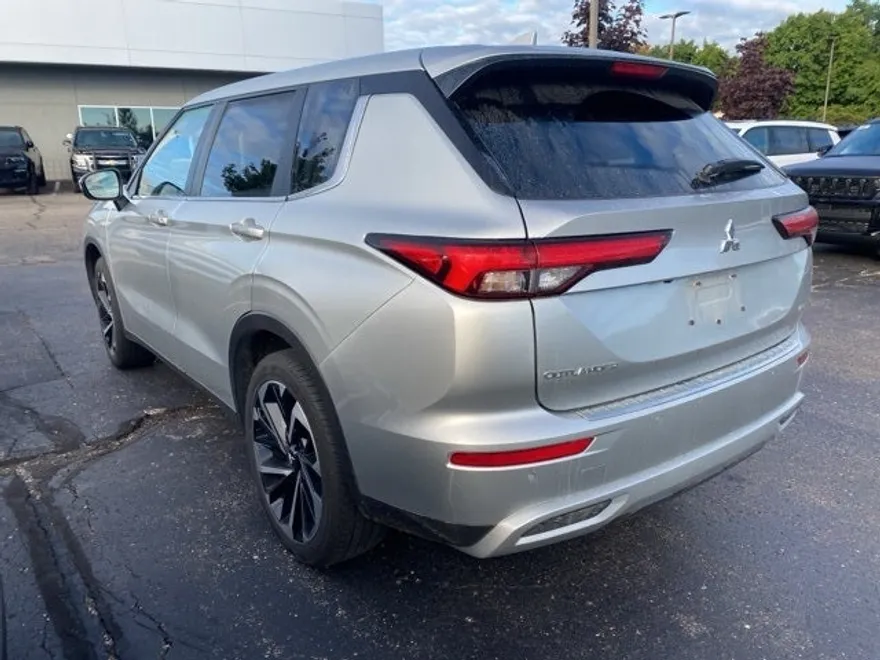 2024 Mitsubishi Outlander SE Black Edition photo 1