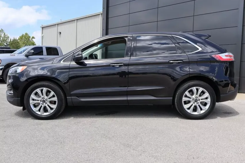 2023 Ford Edge Titanium photo 1