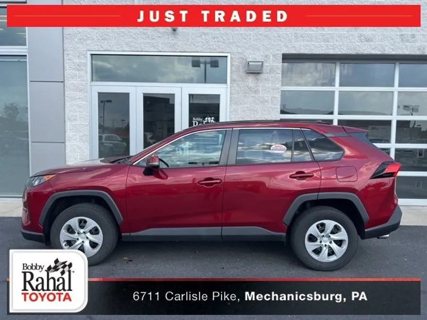 2020 Toyota RAV4 LE photo 1