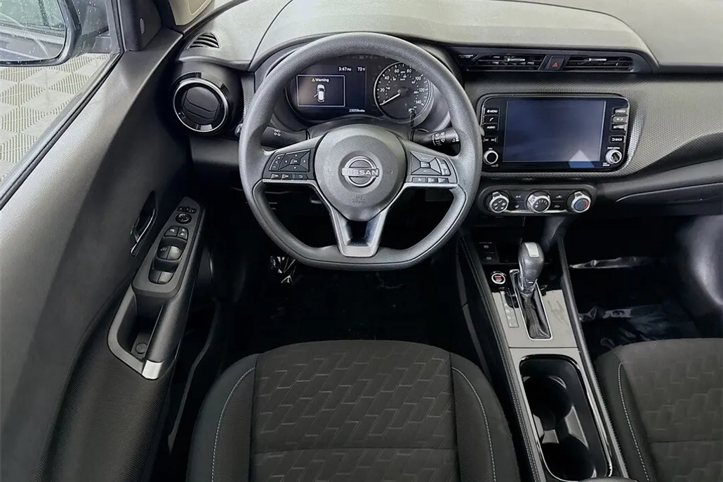 2023 Nissan Kicks SV photo 1