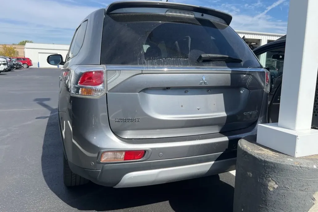 2015 Mitsubishi Outlander SE photo 1