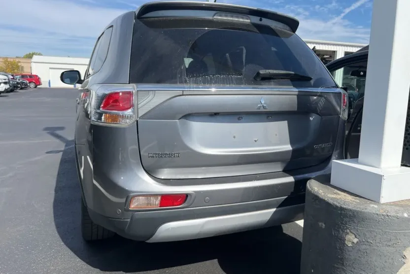 2015 Mitsubishi Outlander SE photo 1