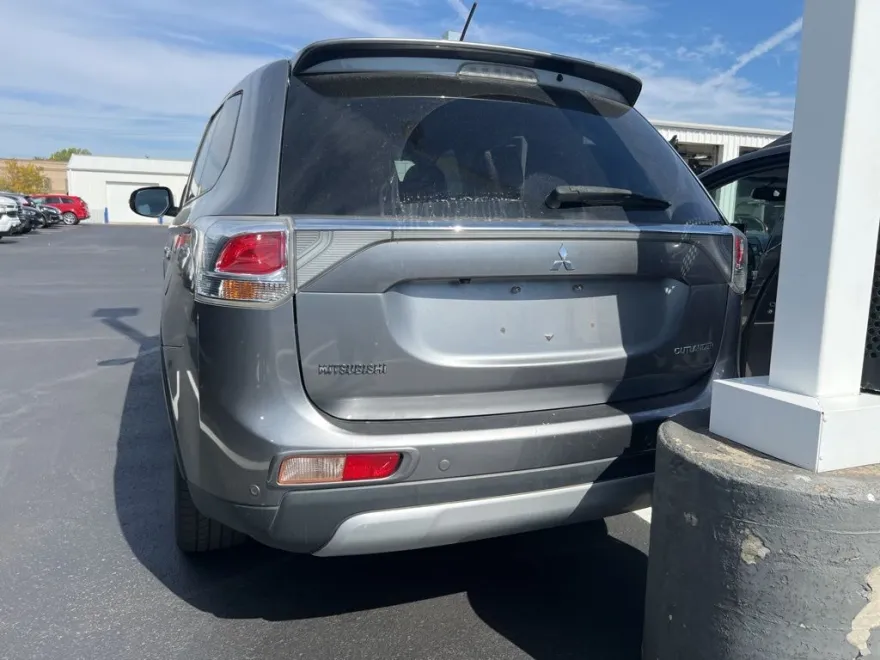 2015 Mitsubishi Outlander SE photo 1